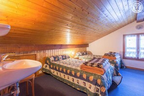 4 slaapkamers, een strijkplank/strijkijzer, gratis wifi