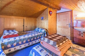 4 quartos, ferros/tábuas de passar roupa, berço de viagem