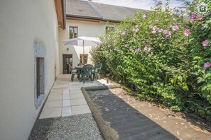 Outdoor dining - LA CROUÊ - ENTRELACS - Gîte (ENTRELACS)