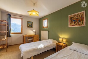 5 dormitorios, tabla de planchar con plancha, cuna de viaje