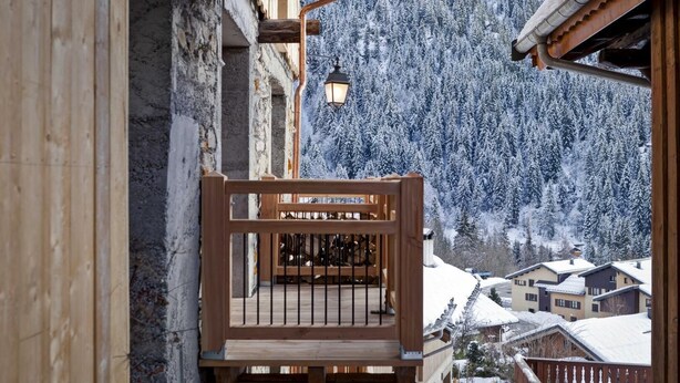 A wooden balcony with a metal railing overlooking a snowy mountain landscape. - BIO CORTI LODGE - CHAMPAGNY EN VANOISE (CHAMPAGNY EN VANOISE)