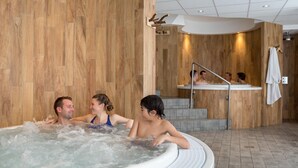 A hot tub area with wooden walls and a tiled floor. There are steps leading to a shower area. - BIO CORTI LODGE - CHAMPAGNY EN VANOISE (CHAMPAGNY EN VANOISE)