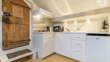 Frigorifero, forno, piano cottura, tostapane