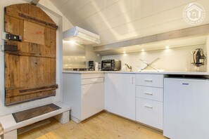 Réfrigérateur, four, plaque de cuisson, grille-pain