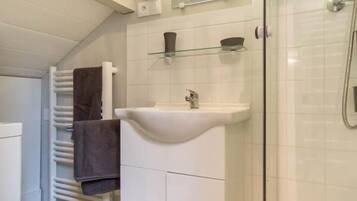 Douche, sĂšche-cheveux, serviettes fournies