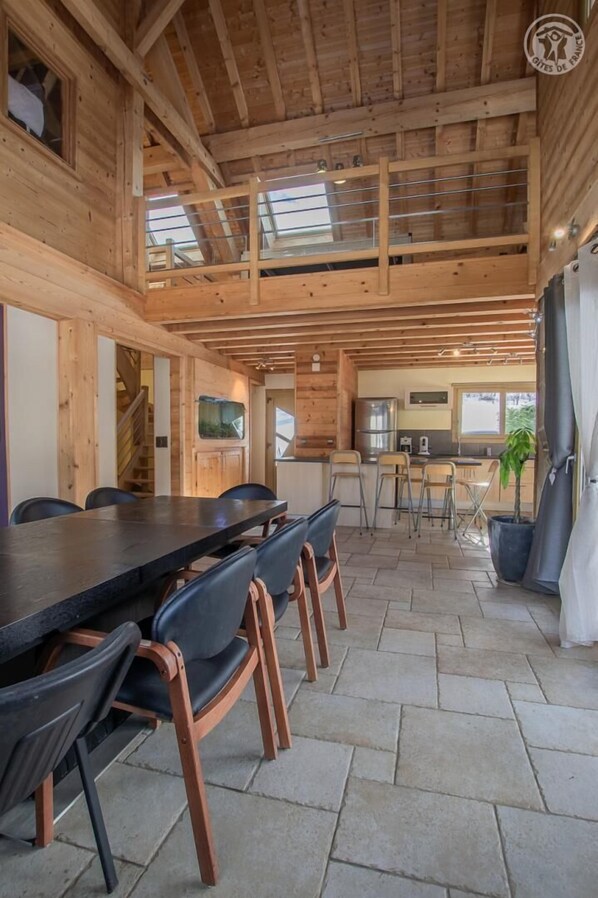 Dining - L'INSTANT PRESENT - THE WALNUT TREE (LE NOYER)