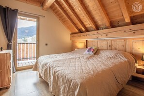 4 bedrooms, iron/ironing board, travel crib, free WiFi - L'INSTANT PRESENT - THE WALNUT TREE (LE NOYER)