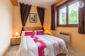 5 quartos, ferros/tábuas de passar roupa, berço de viagem