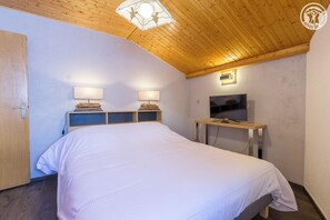 3 bedrooms, iron/ironing board, travel crib, free WiFi