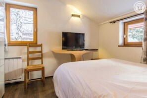 3 bedrooms, iron/ironing board, travel cot, free WiFi