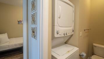 Casa, varias camas, patio | Baño | Toallas y papel de baño