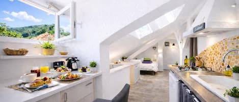 Réfrigérateur, micro-ondes, four, plaque de cuisson