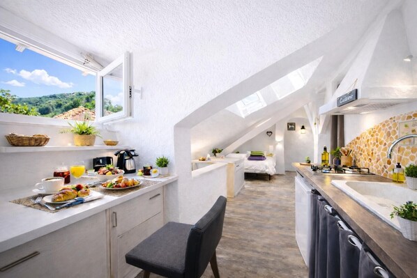 Réfrigérateur, micro-ondes, four, plaque de cuisson