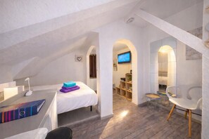 Fer et planche à repasser, lit parapluie, Wi-Fi gratuit, draps fournis