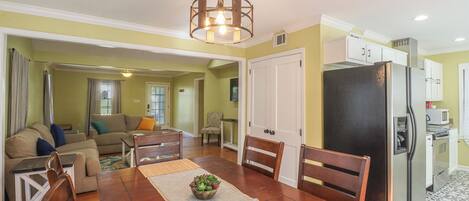 Hus - flera sängar - balkong - utsikt mot trädgården | Restauranger