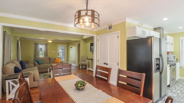 Dining - House on Acacia (Biloxi)