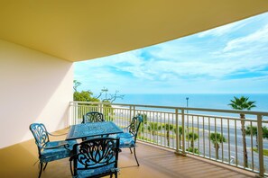 Apartment, Mehrere Betten, Balkon, Strandblick | Speisen im Freien