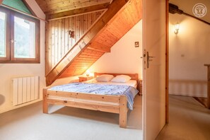 2 bedrooms, iron/ironing board, free WiFi