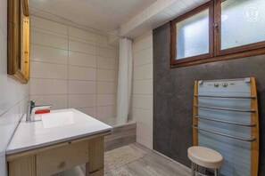 Bathtub, hair dryer - LES BARMES DE L'OURS (NOTRE DAME DU PRE)