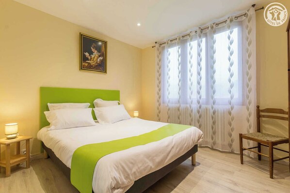 5 bedrooms, iron/ironing board, travel crib