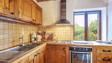 Køleskab, mikrobølgeovn, ovn, kogeplade