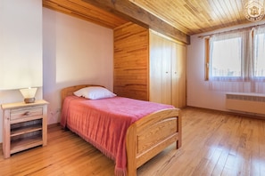3 quartos, ferros/tábuas de passar roupa, berço de viagem