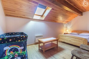 3 bedrooms, iron/ironing board, travel cot