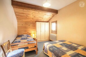 2 bedrooms, iron/ironing board, free WiFi