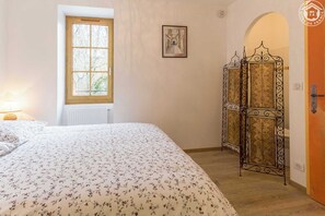 3 bedrooms, iron/ironing board, travel cot, free WiFi