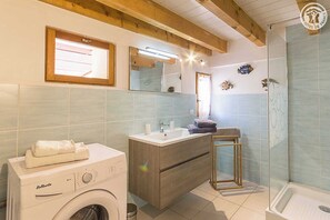 Douche, sĂšche-cheveux, serviettes fournies