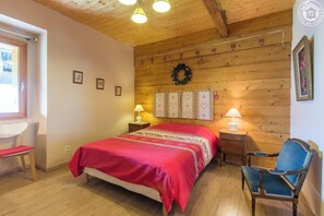 2 quartos, ferros/tábuas de passar roupa, berço de viagem