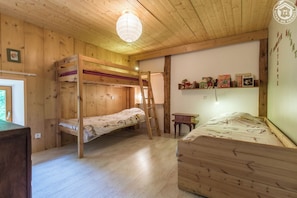 2 chambres, fer et planche à repasser, lit de bébé portatif