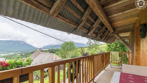A wooden deck with a view of a mountainous landscape. - LOU MANSOU - LA MOTTE EN BAUGES (LA MOTTE EN BAUGES)