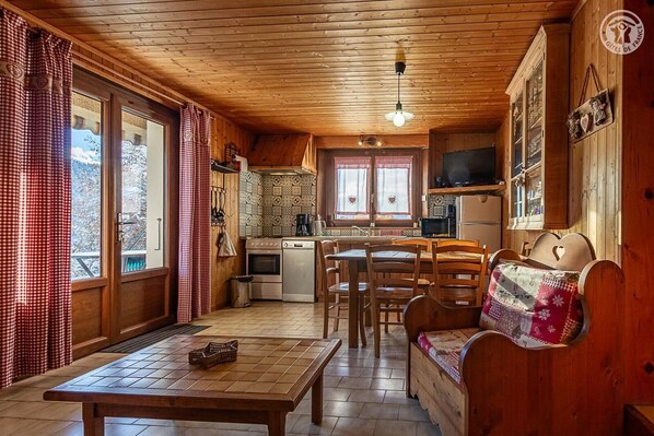 Fridge, microwave, oven, stovetop - CHALET LE SOLLY - FLUMET (FLUMET)