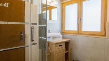 Baignoire, sĂšche-cheveux