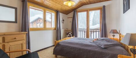 4 bedrooms, iron/ironing board, travel cot, free WiFi