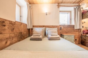 5 bedrooms, iron/ironing board, travel crib, free WiFi