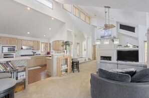 Fernseher, Tischtennisplatte, Bücher