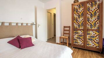 3 bedrooms, iron/ironing board, travel crib, free WiFi