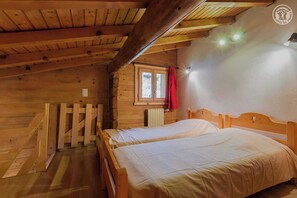 2 quartos, ferros/tábuas de passar roupa, berço de viagem, roupa de cama