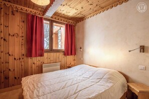 4 quartos, ferros/tábuas de passar roupa, berço de viagem