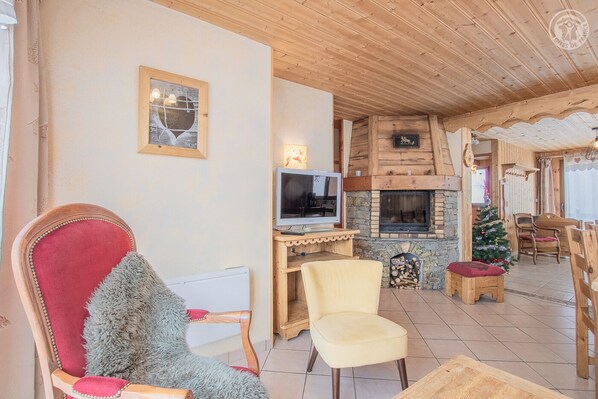 TV, fireplace