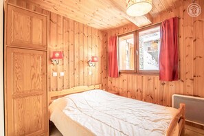 4 bedrooms, iron/ironing board, travel cot, free WiFi
