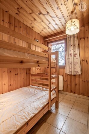 4 bedrooms, iron/ironing board, travel crib, free WiFi
