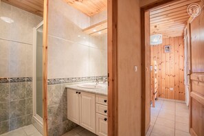 Bathtub, hair dryer