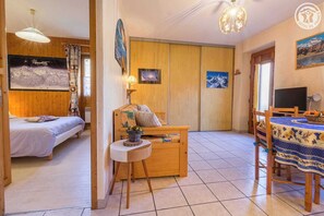 1 bedroom, iron/ironing board, travel cot, free WiFi