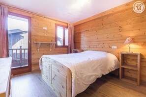 6 bedrooms, iron/ironing board, travel cot, free WiFi