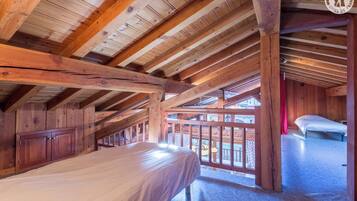 6 slaapkamers, een strijkplank/strijkijzer, reisbedje, gratis wifi