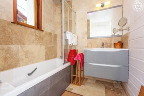 Baignoire, sèche-cheveux, serviettes fournies