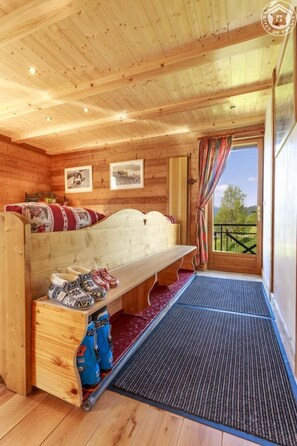 3 habitaciones, tabla de planchar con plancha y cuna de viaje